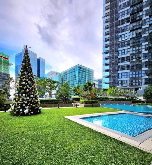 Cosy Executive 1 Bedroom Uptown Parksuites Ultra Fast Internet Manila Luaran gambar