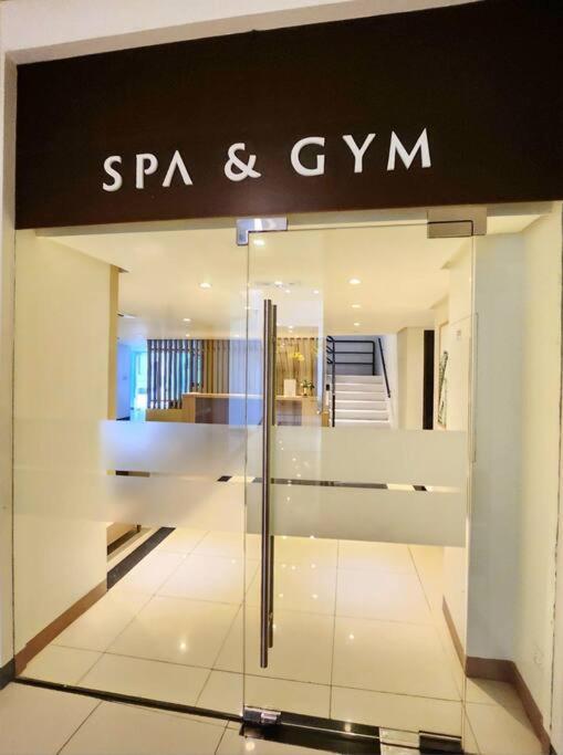 Cosy Executive 1 Bedroom Uptown Parksuites Ultra Fast Internet Manila Luaran gambar